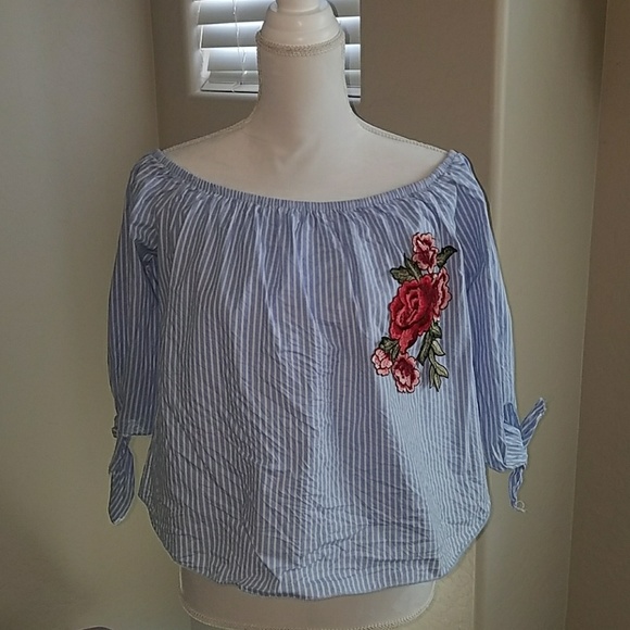 Off the Shoulders Blue and White blouse - Picture 1 of 4
